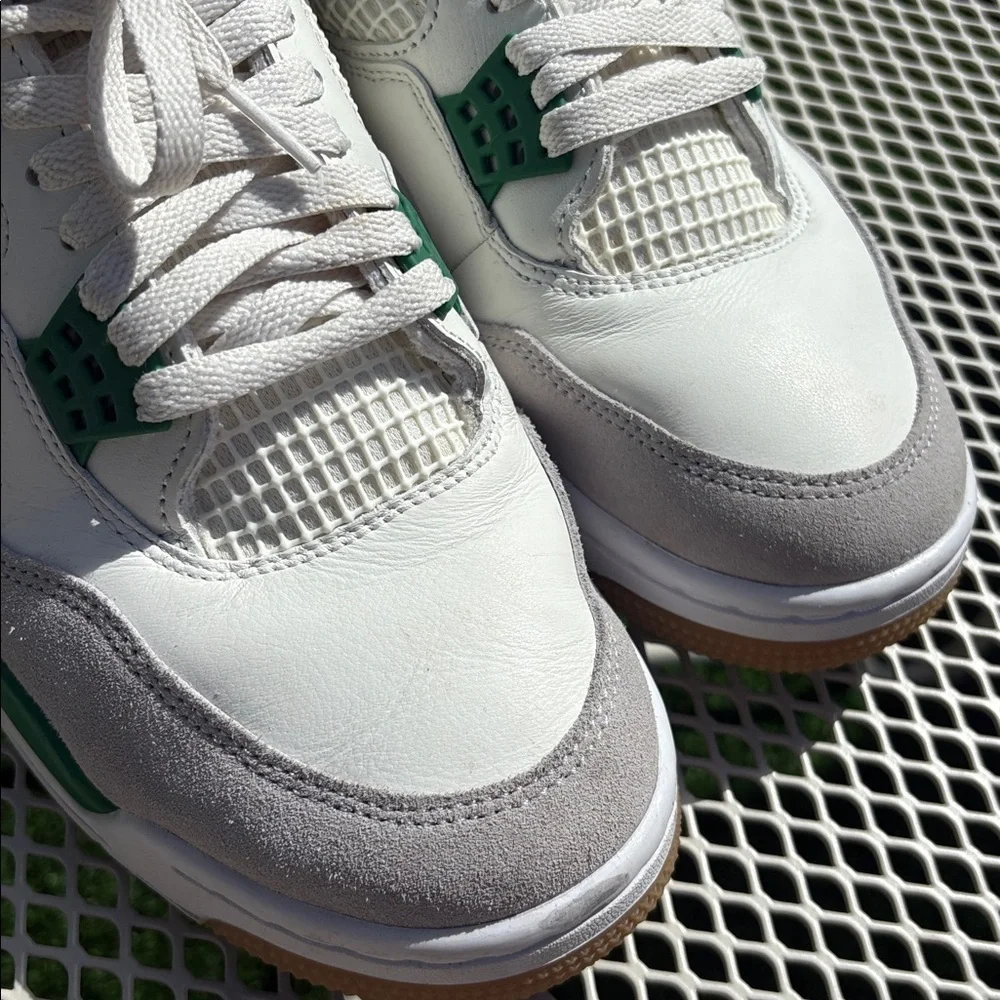 EUC Authentic Nike Jordan Retro SB Green & White